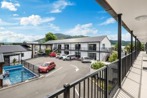 罗托鲁瓦ASURE Rotorua International Motor Inn的享有大楼空中景色,设有停车场
