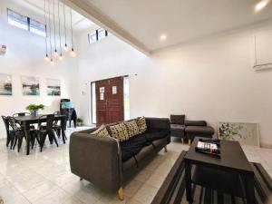 Kampong Pulau SebangMelaka AFamosa Pool Villa The Moments Villa Lot 1319 Homestay的客厅配有沙发和桌子