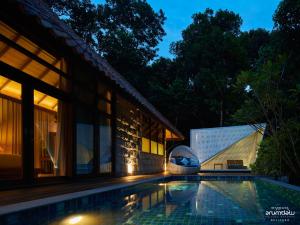 Membalong阿鲁达鲁私人度假村的夜间带游泳池的别墅