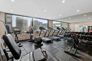 布里斯班Southbank Heart+2 Bed+Balcony+Pool+Gym+Free Wifi的健身房,配有一系列跑步机和有氧运动器材