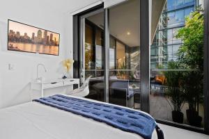 布里斯班Southbank Heart+2 Bed+Balcony+Pool+Gym+Free Wifi的一间卧室配有一张床,享有建筑的景色