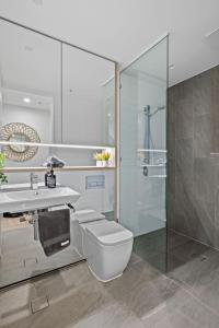 布里斯班Southbank Heart+2 Bed+Balcony+Pool+Gym+Free Wifi的一间带卫生间和玻璃淋浴间的浴室