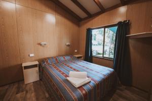 CaniaBIG4 Breeze Holiday Parks - Cania Gorge的一间小卧室,配有床和窗户