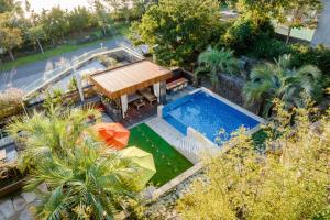 西归浦市济州岛倍喜酒店的享有后院的上方景色,设有游泳池