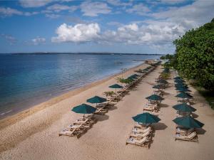沙努尔普拉玛沙努尔海滩巴厘岛酒店的海滩上方的椅子和遮阳伞