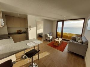 蒙特港Departamento con preciosa vista al mar y ciudad的厨房和客厅,享有海景