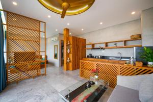 会安Bon Sand Villa & Spa Hoi An的一个带水槽的厨房和一间客厅