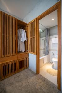 会安Bon Sand Villa & Spa Hoi An的带淋浴、卫生间和浴缸的浴室
