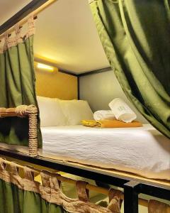 科隆BAMBAM Hostel的一张小床,位于带窗帘的房间