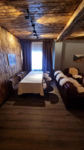 阿拉木图新布拉克度假酒店的一间卧室配有一张床、一张沙发和一个窗口