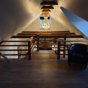 瓦斯泰纳Gårdshus med spabad utomhus的一间带吊灯和椅子的楼梯的房间