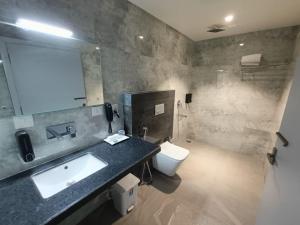 迪布鲁加尔HOTEL GOLDEN ORCHID的一间带水槽和卫生间的浴室