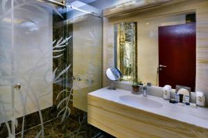 图赖夫Golden Dune Hotel Turaif的一间带水槽和淋浴的浴室