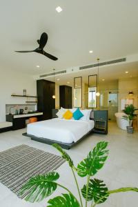 潘切Perolas Villas Resort Powered by ASTON的一间带大床的卧室和一间浴室