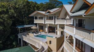 拉迪格岛Mountain View Hotel的享有带游泳池的房屋的空中景致