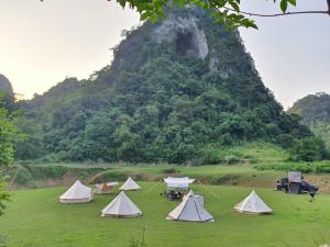 高平Cao Bang Eco Camping的山前田野上的一组帐篷