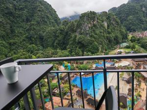 怡保Cozy Suite with 270 Degree Mountain and Theme Park Views的阳台享有风景,提供一杯咖啡