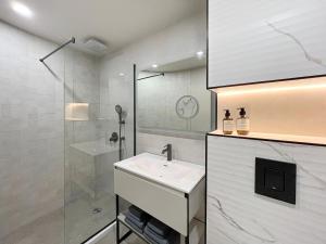 金沙GRIFID Moko Beach - 24 Hours Ultra All Inclusive & Private Beach的白色的浴室设有水槽和淋浴。