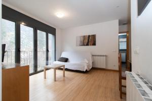 卡尼略卡尼略3000公寓的白色卧室配有床和桌子