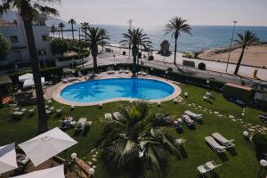 锡切斯苏布尔酒店的享有游泳池和大海的顶部景致