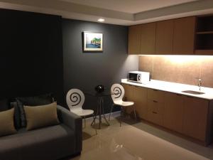 曼谷沙吞目标酒店的带沙发的客厅和厨房