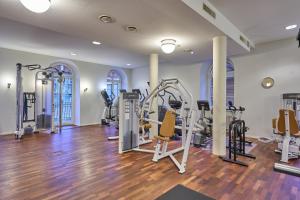 巴登Limmathof Baden - Historisches Haus & Spa的健身房设有数台跑步机和椭圆机