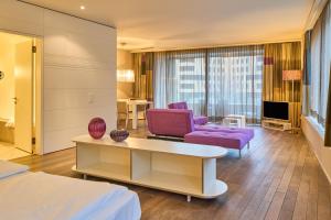 EnnetbadenLimmathof Baden - Boutique Haus & Spa的酒店客房配有一张床和紫色家具