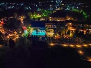 马夫罗沃拉迪卡酒店的夜间有灯光的建筑空中景观