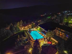 马夫罗沃拉迪卡酒店的享有酒店顶部的景色,晚上设有游泳池