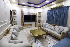 欧拉Villa Mans 2的带沙发和电视的大型客厅