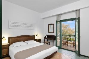 阿梅尼斯蒂斯埃罗费里海滩酒店的一间卧室设有一张床和一个阳台