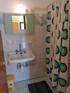 莫拉蒂卡Nea Zoi的一间带水槽和淋浴帘的浴室
