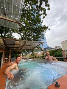 吉隆坡Chinatown Hostel by Mingle的度假村热水浴池中的两人