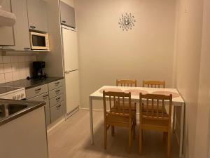 托尔尼奥Style 1BR Appartment in Tornio的厨房配有桌椅