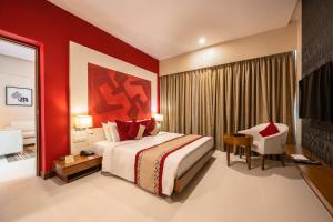 孟买蕨类植物住宅酒店的酒店客房带一张大床和一把椅子