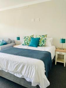 圣弗朗西斯湾Port Edge - Ships Bell, Port St Francis Bay的卧室配有带蓝色枕头的大型白色床