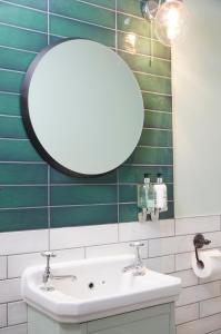 莱斯特Castle Hotel by Chef & Brewer Collection的浴室设有白色水槽和镜子