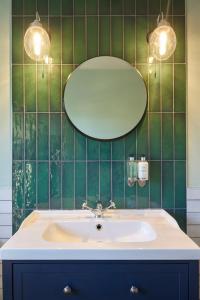 莱斯特Castle Hotel by Chef & Brewer Collection的一间带水槽和镜子的浴室