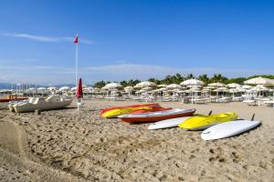 马里纳斯基亚沃尼亚Salice Resort的海滩上的冲浪板和遮阳伞