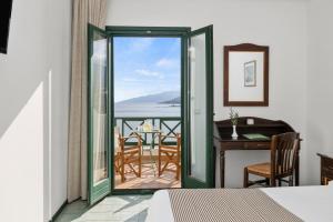 阿梅尼斯蒂斯埃罗费里海滩酒店的海景客房 - 带一张床和一张书桌