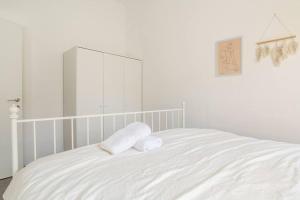 Kibbutz Snirסוויטת מול הבניאס的白色卧室,床上配有两个枕头