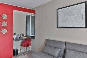 圣菲利贝尔鹅卵石酒店和Spa的带沙发和红色墙壁的客厅