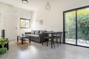 Kibbutz Snirסוויטת מול הבניאס的客厅配有沙发和桌子