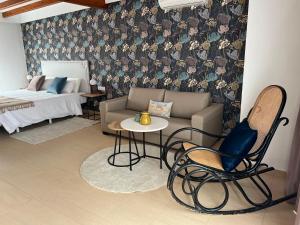 罗萨里奥港Hotel Rural Rosario Martin的客厅配有沙发、桌子和床。