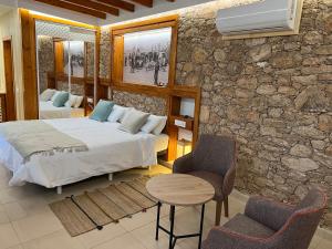 罗萨里奥港Hotel Rural Rosario Martin的卧室配有一张床和一张桌子及椅子