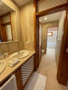罗萨里奥港Hotel Rural Rosario Martin的浴室设有2个水槽和镜子