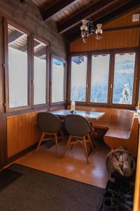 施瓦尔茨湖Ferienwohnung im Chalet am Bach的一间带桌椅和窗户的用餐室