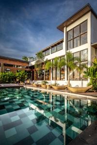 爱妮岛Ahana Resort El Nido的大楼前的游泳池