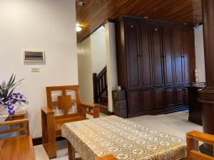 琅勃拉邦Jasmine Place House的配有床、橱柜和桌子的房间