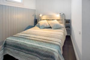 摩亚Las Sales Duplex的一间卧室配有一张带两个枕头的床